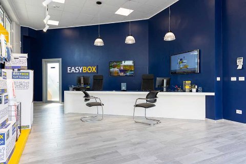 Reception moderna di un centro EasyBox Self Storage a Milano