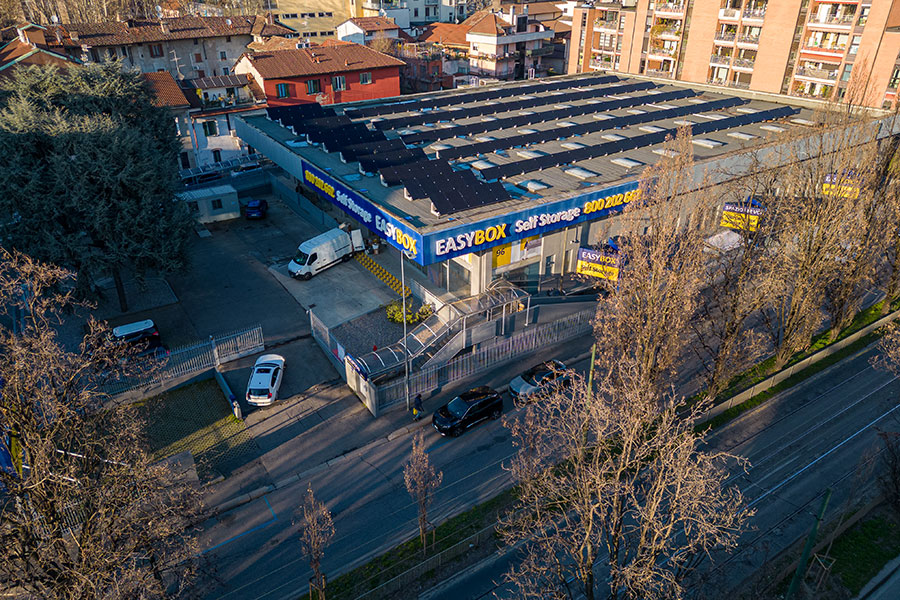 Vista aerea di una sede EasyBox con parcheggio e spazio esterno