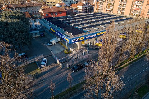 Vista aerea di una sede EasyBox con parcheggio e spazio esterno