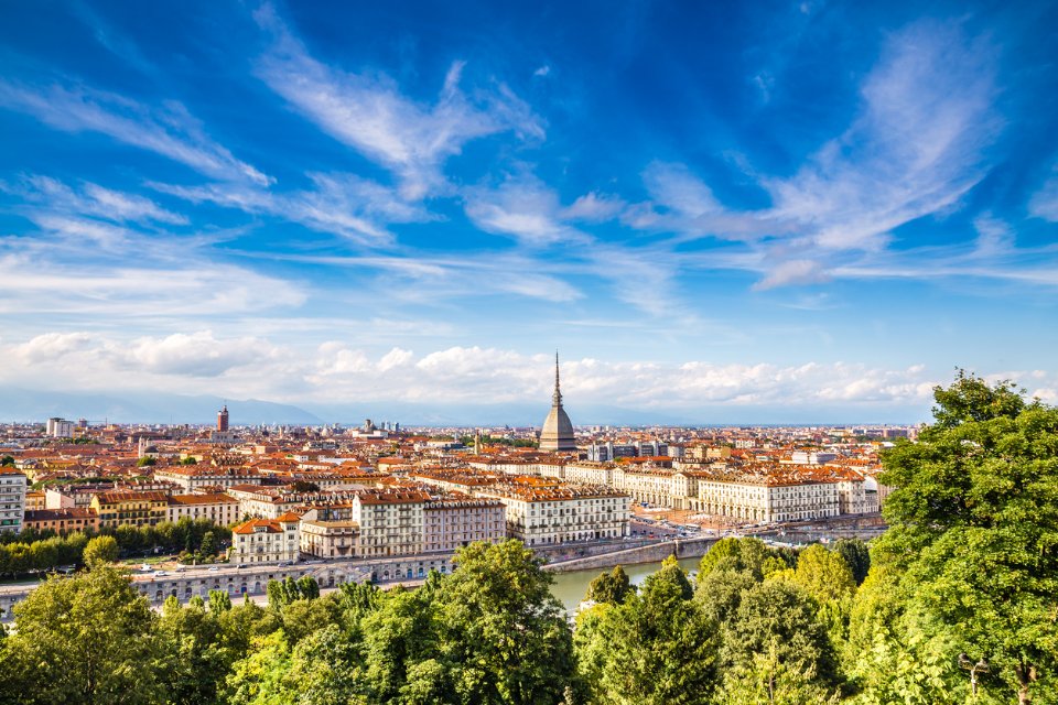 Scatto aereo della città di Torino con vista panoramica.