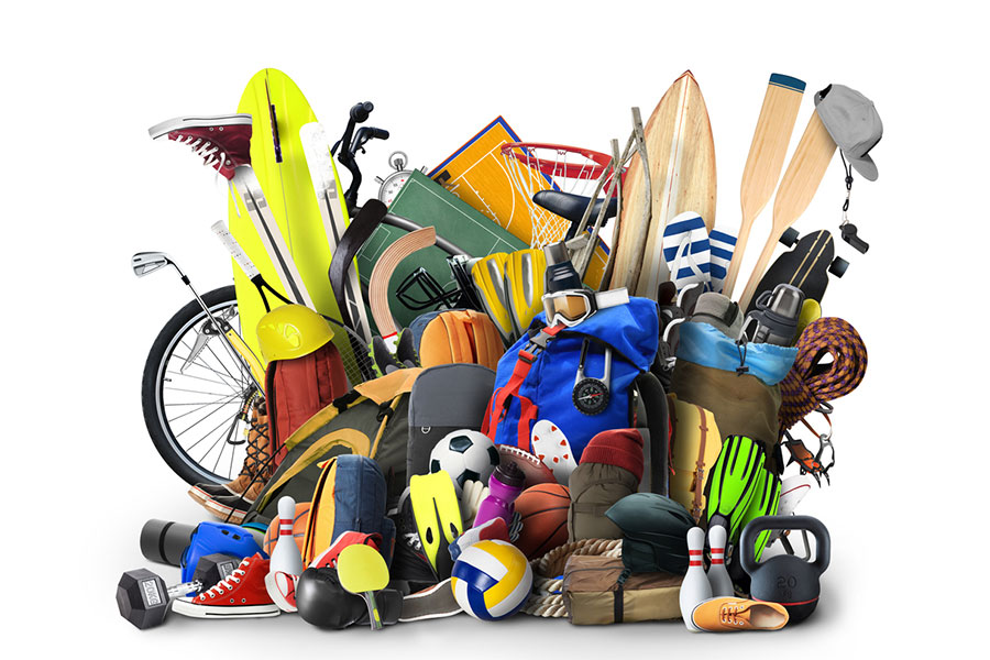 Attrezzatura sportiva varia impilata pronta per essere conservata