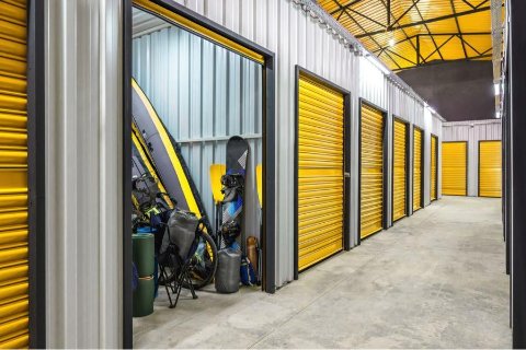 Unità di self storage ordinata con scatole e contenitori etichettati