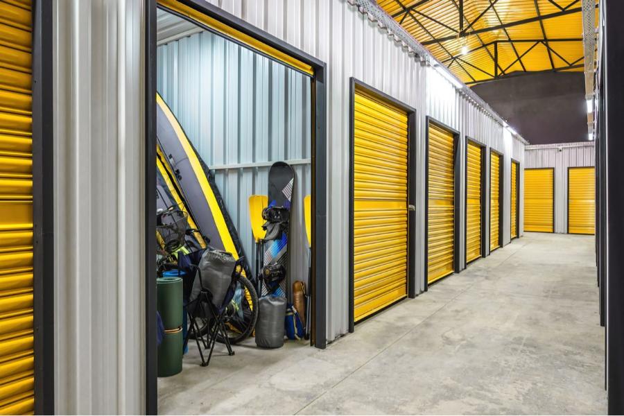 Unità di self storage ordinata con scatole e contenitori etichettati