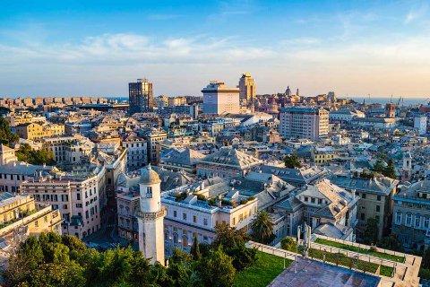 Fotografia aerea di Genova con vista panoramica sulla città.