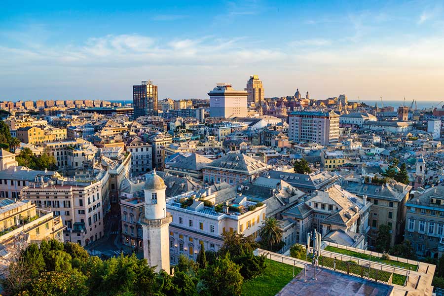 Fotografia aerea di Genova con vista panoramica sulla città.