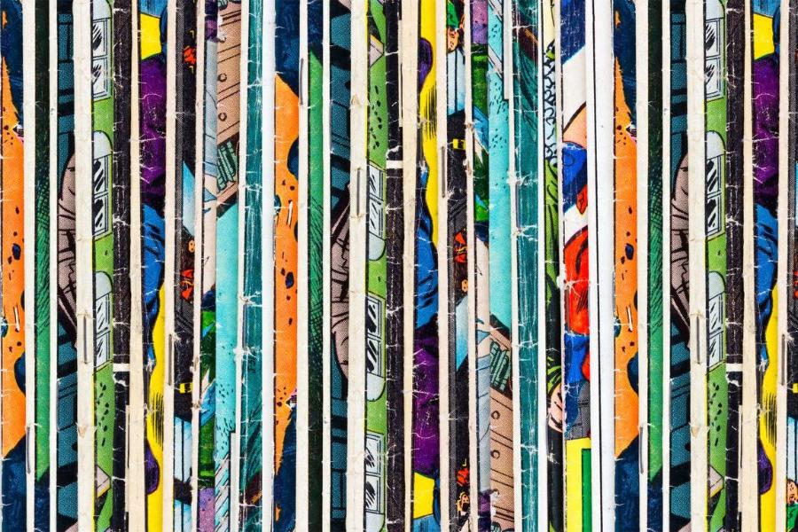 Primi piani di fumetti colorati disposti su uno scaffale