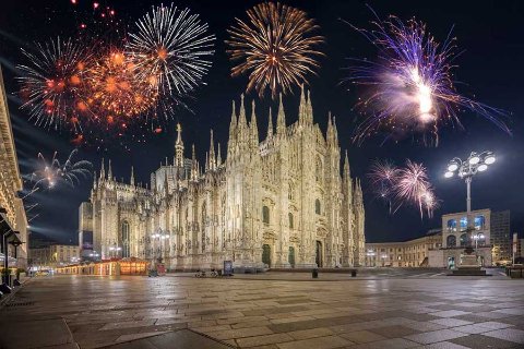 Il Duomo di Milano illuminato da fuochi d’artificio
